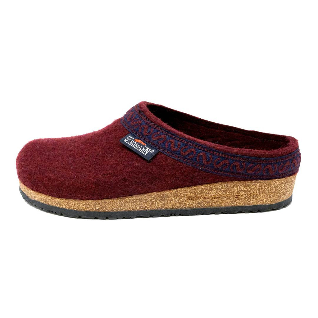 The Women's Original 108 Wool Clog - Medium features red Merino wool felt with blue trim, offering comfort ideal for those with plantar fasciitis.