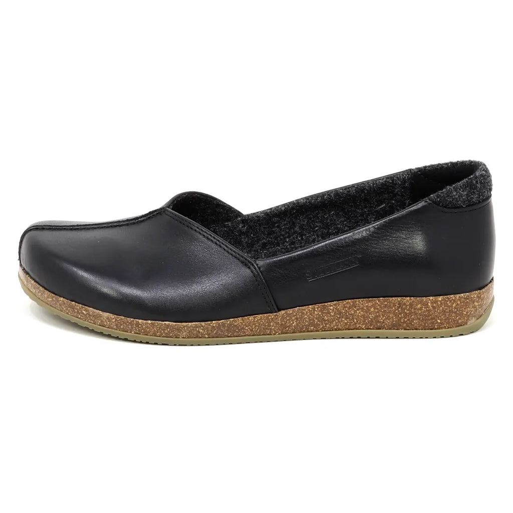 The Women's Liesl Leather Skimmer, in black, showcases an anatomically shaped support sole with a cork base and felt interior lining, expertly presented in a side view on a white background.