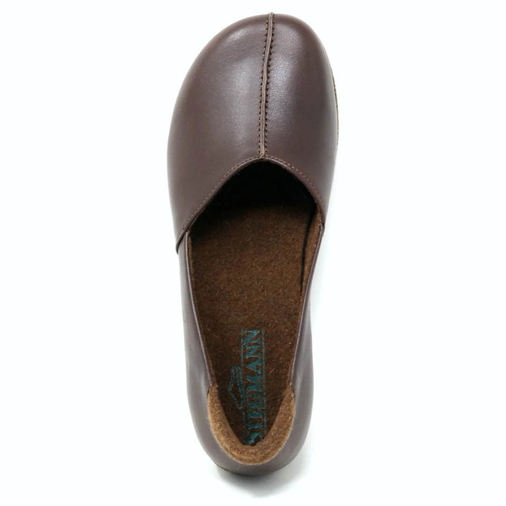 A top view of the Women's Liesl Leather Skimmer, a brown leather shoe with a center seam, wide toe box, and visible insole labeled "EL NATURALISTA.