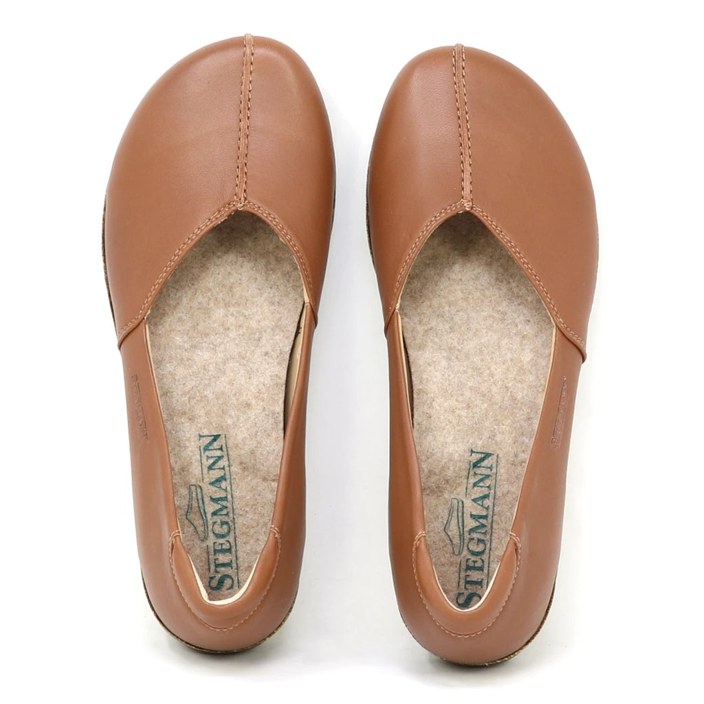 The Women's Liesl Stretch Leather Skimmer features buttery-soft light brown leather, visible stitching, felt insoles with STEGMANN branding, and a wide toe box for comfort.