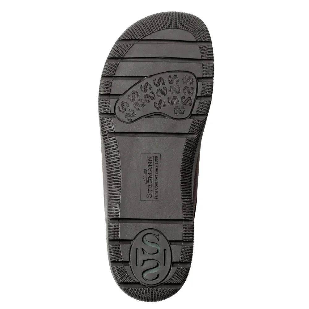 The image displays the black rubber sole of a Men's Graz Leather Clog with Sport Sole, featuring distinct tread patterns and "STETSON" engraved in the center.