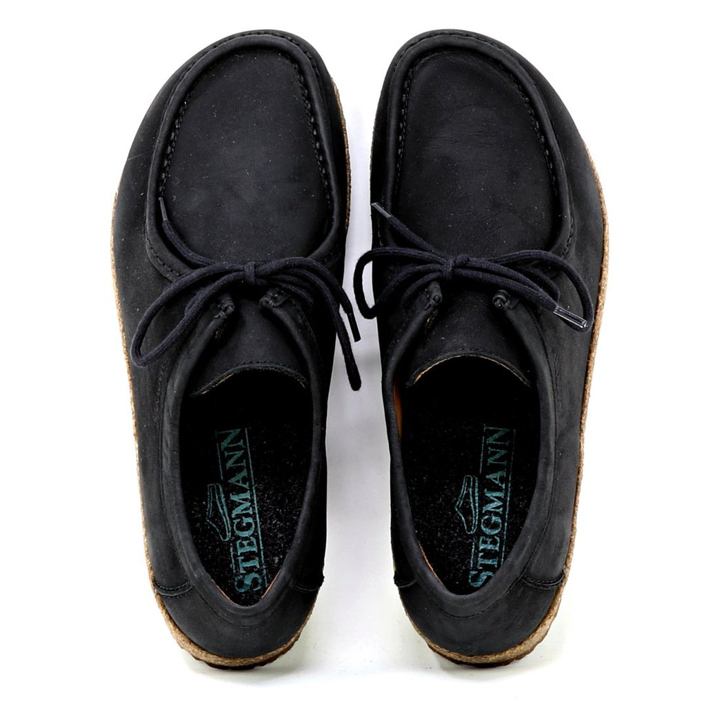 The Women's Mainz Leather Moc Shoe in black features an oiled leather upper with visible stitching and branded insole. Designed for style and everyday comfort, it includes an UltraComfort footbed for enhanced support.