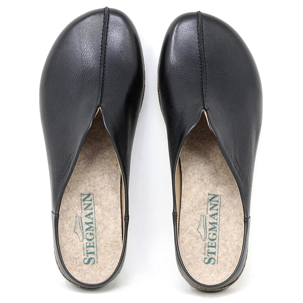 Top view of the Women's Maria Leather Mule in black leather with beige insoles printed with the Stegmann logo, featuring a wide toe box for added comfort.