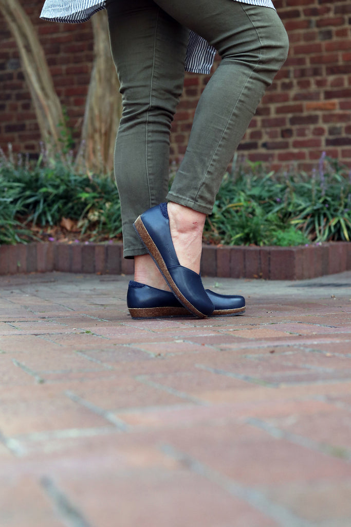 The best selling Liesl shoe in Navy - felt lined with incredible arch support, a removable insole and a supportive cork sole. Great for plantar fasciitis and foot pain. 