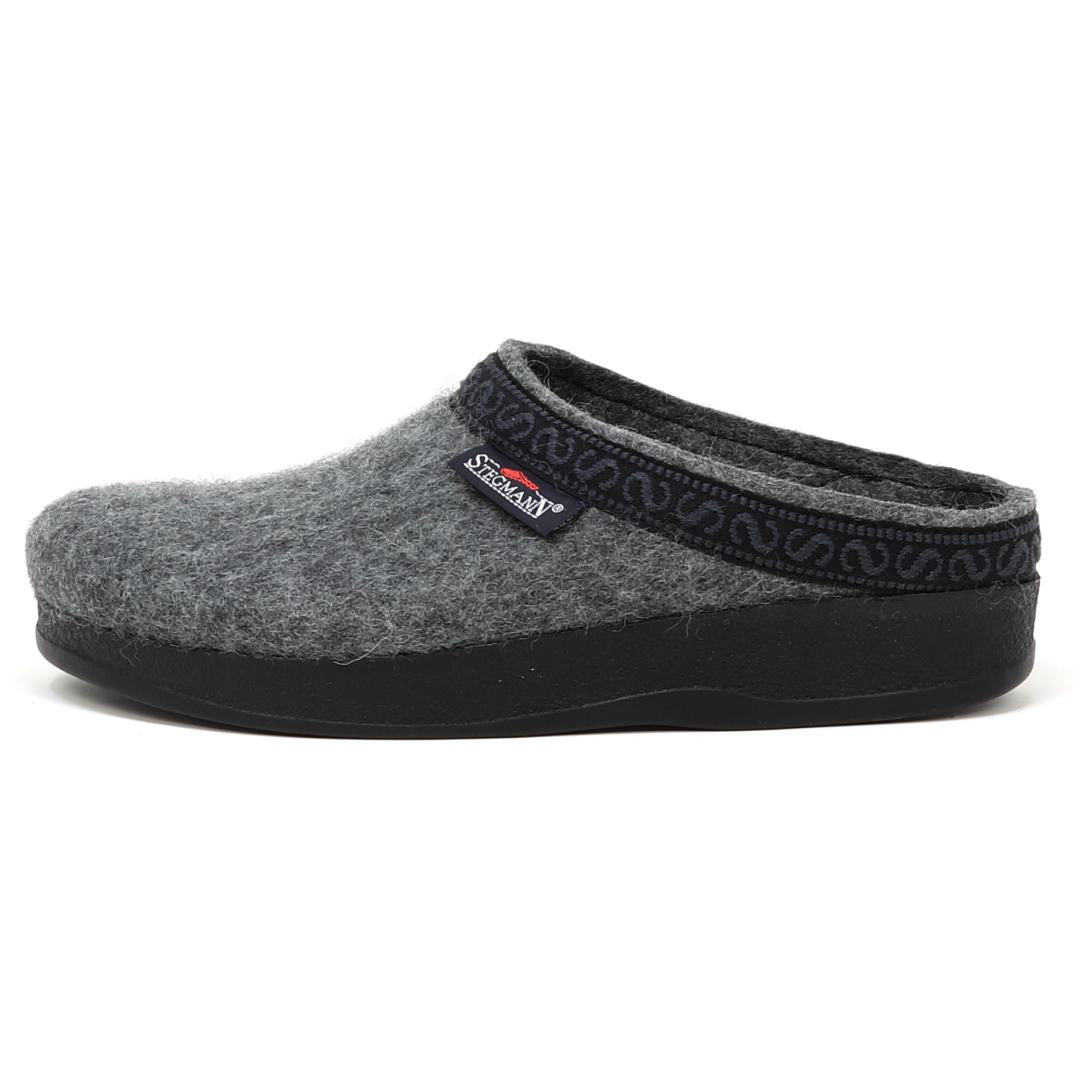 The Women's WoolFlex Wool Clog - Medium is a gray felt slipper with a black sole, branded tag, and patterned ankle trim. Experience ultimate comfort with an anatomically contoured sole that supports every step.