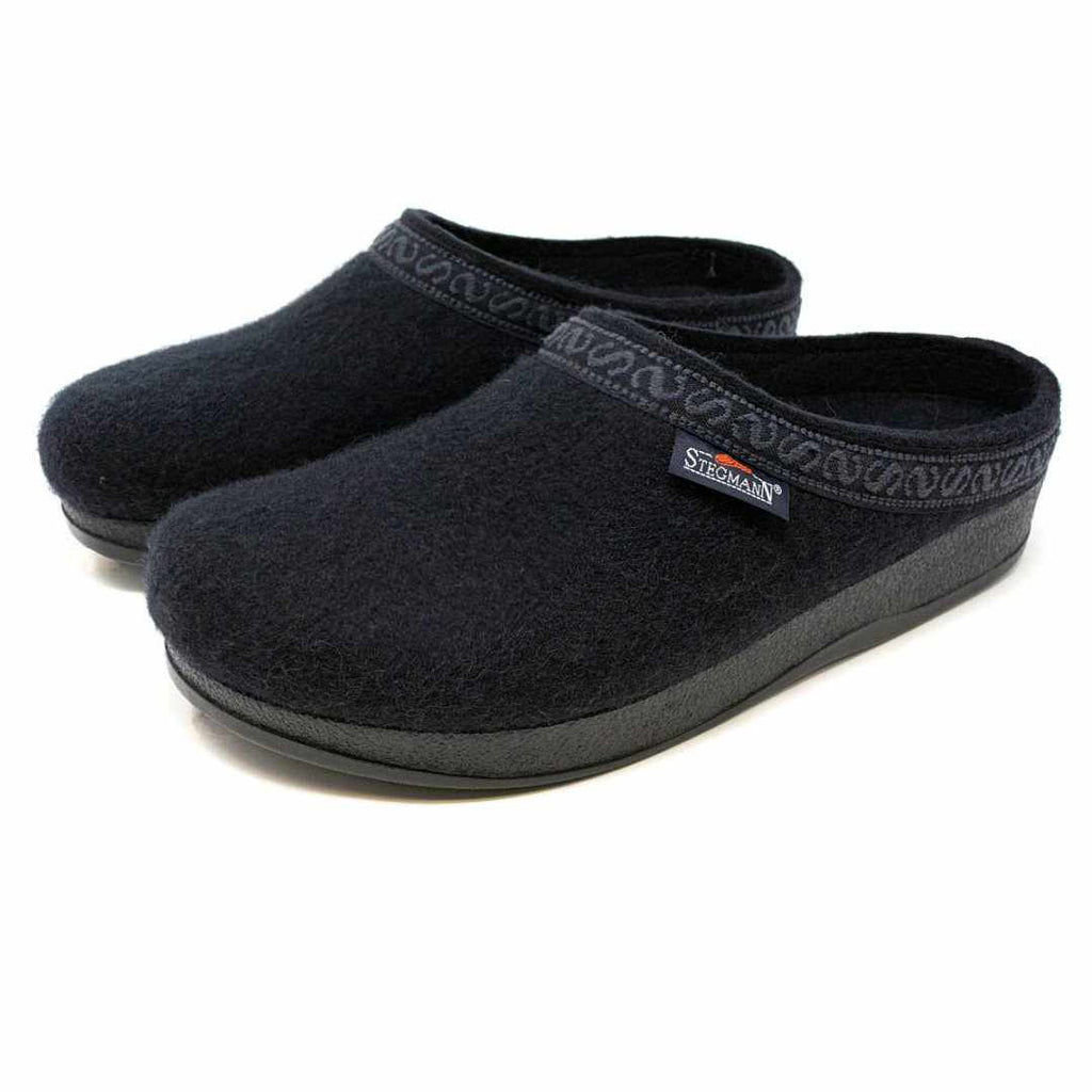 Men's WoolFlex black Merino wool clogs feature decorative trim, superb arch support, and a brand label on the side.