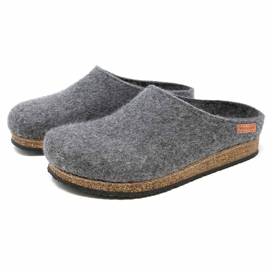 The Women's Essenz Wool Clog, an elegant pair of gray felt clogs crafted from Merino wool with cork soles, is showcased against a pristine white background.