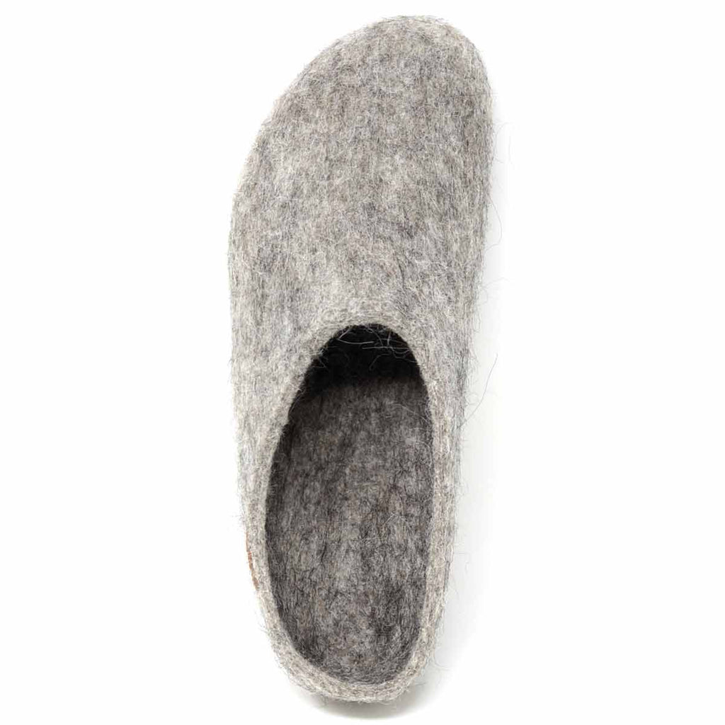 The Men's Eco Wool Clog in gray felt slipper, seen from above, features an open top and rounded toe. Made of sustainable wool, it offers a seamless blend of comfort and style.