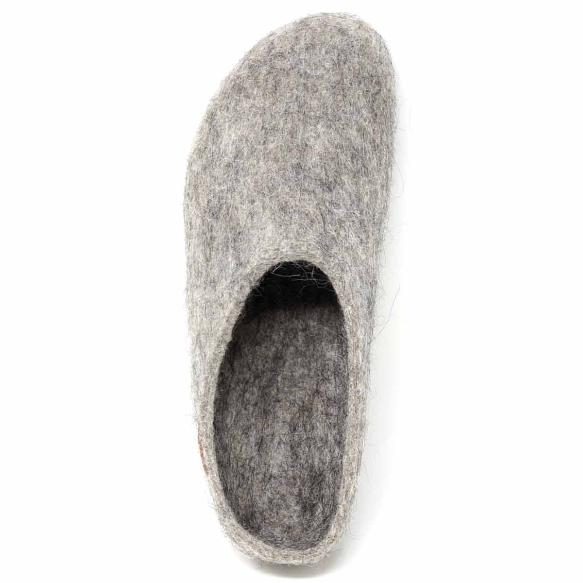 The Men's Eco Wool Clog in gray felt slipper, seen from above, features an open top and rounded toe. Made of sustainable wool, it offers a seamless blend of comfort and style.