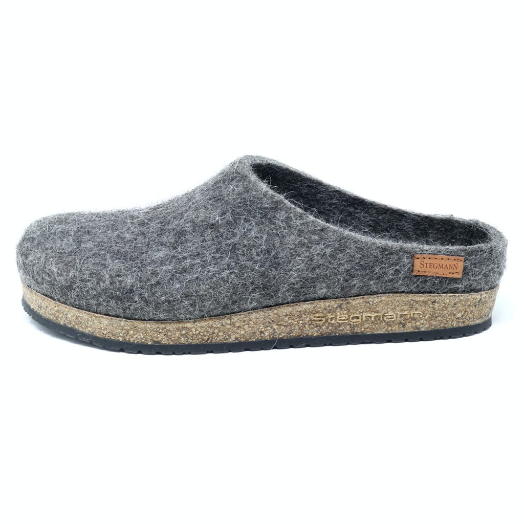 Introducing the Men's Eco Wool Clog: a gray felt clog made from sustainable wool, with a cork sole and black tread, side profile. Ideal for those who prioritize style and sustainability.