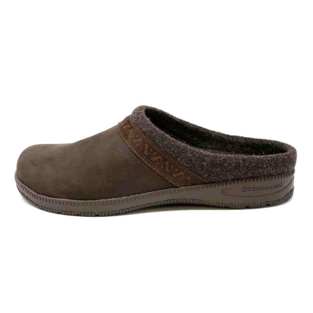 The Men's Halstatt Wool Lined Leather Clog is a single brown slip-on crafted from nubuck leather, featuring a textured sole and cozy felt lining.