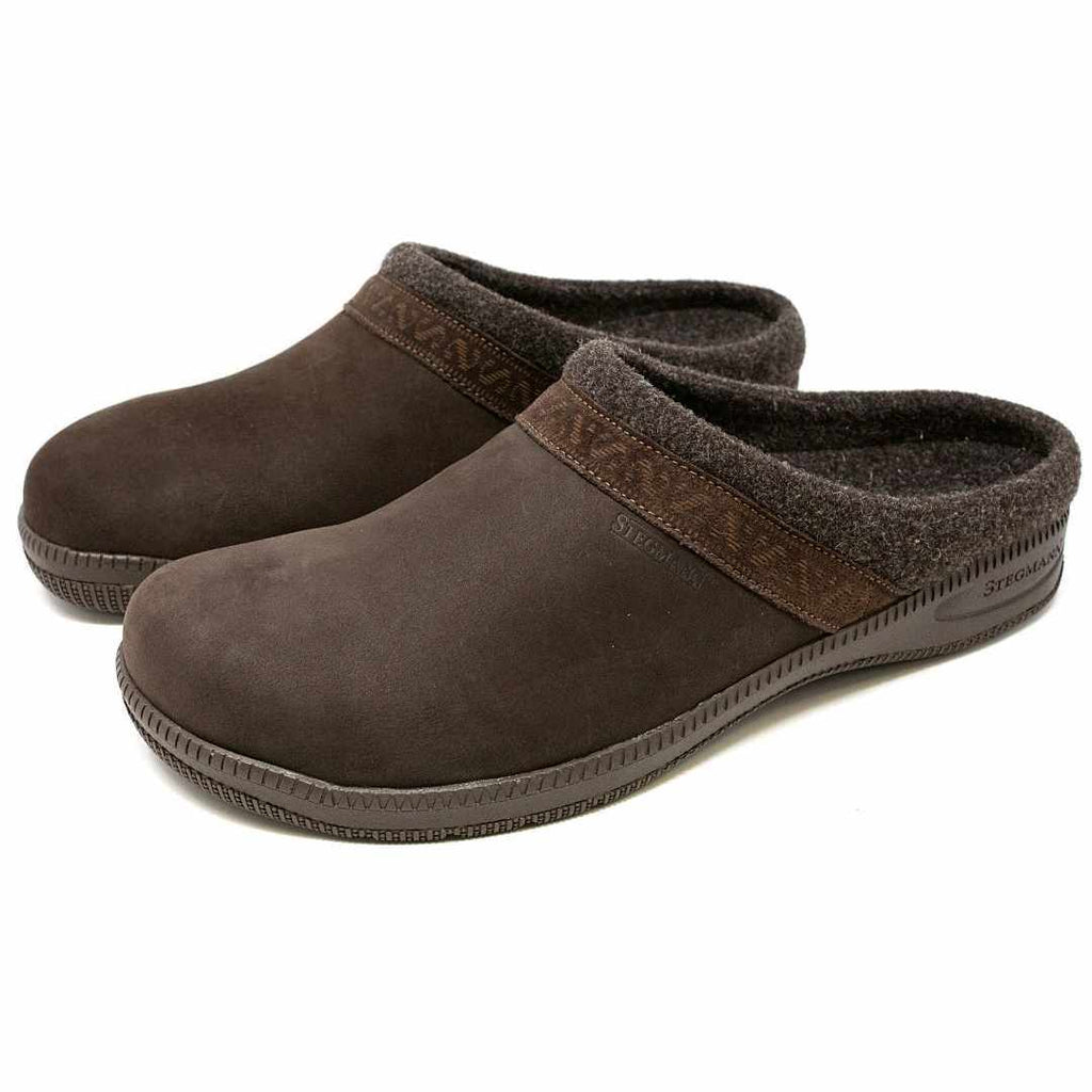 Men's Halstatt wool-lined leather clog in dark brown features a textured rubber sole and fuzzy felt lining.