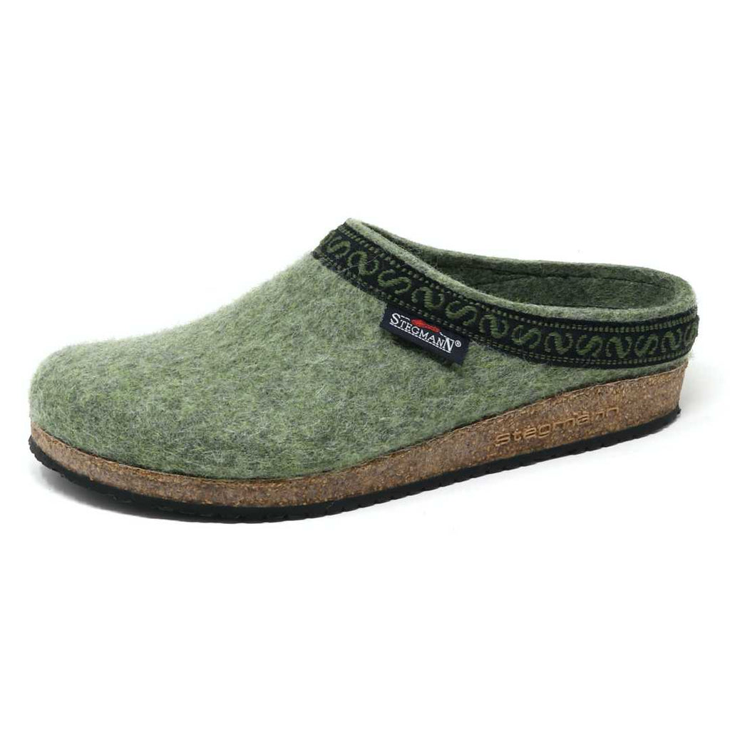 **Men's Original 108 Wool Clog**: A green slipper designed for men, crafted from Merino wool with a cork base, black support sole, and decorative trim.